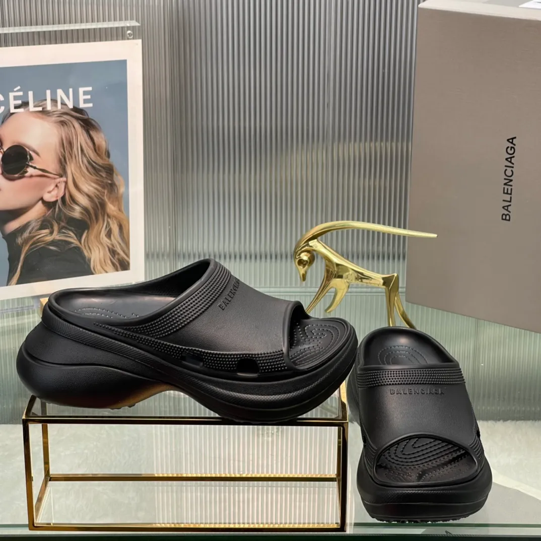 👟👟Ex-factory price 380👟👟 35-41 ‍🔥 ‍🔥 ‍🔥Balenciaga’s latest hole-in-the-wall slippers are now available! 🎉🎉🎉A sandal that is popular on Instagram, 🎊🎊🎊 and all major platforms of Xiaohongshu! Made of high-tech materials and molded in one piece, it is lightweight, wear-resistant, and waterproof! ✨✨✨ The heel height is 6CM. The colors are being added one after another to meet your various color combinations and different needs. A very cost-effective product!